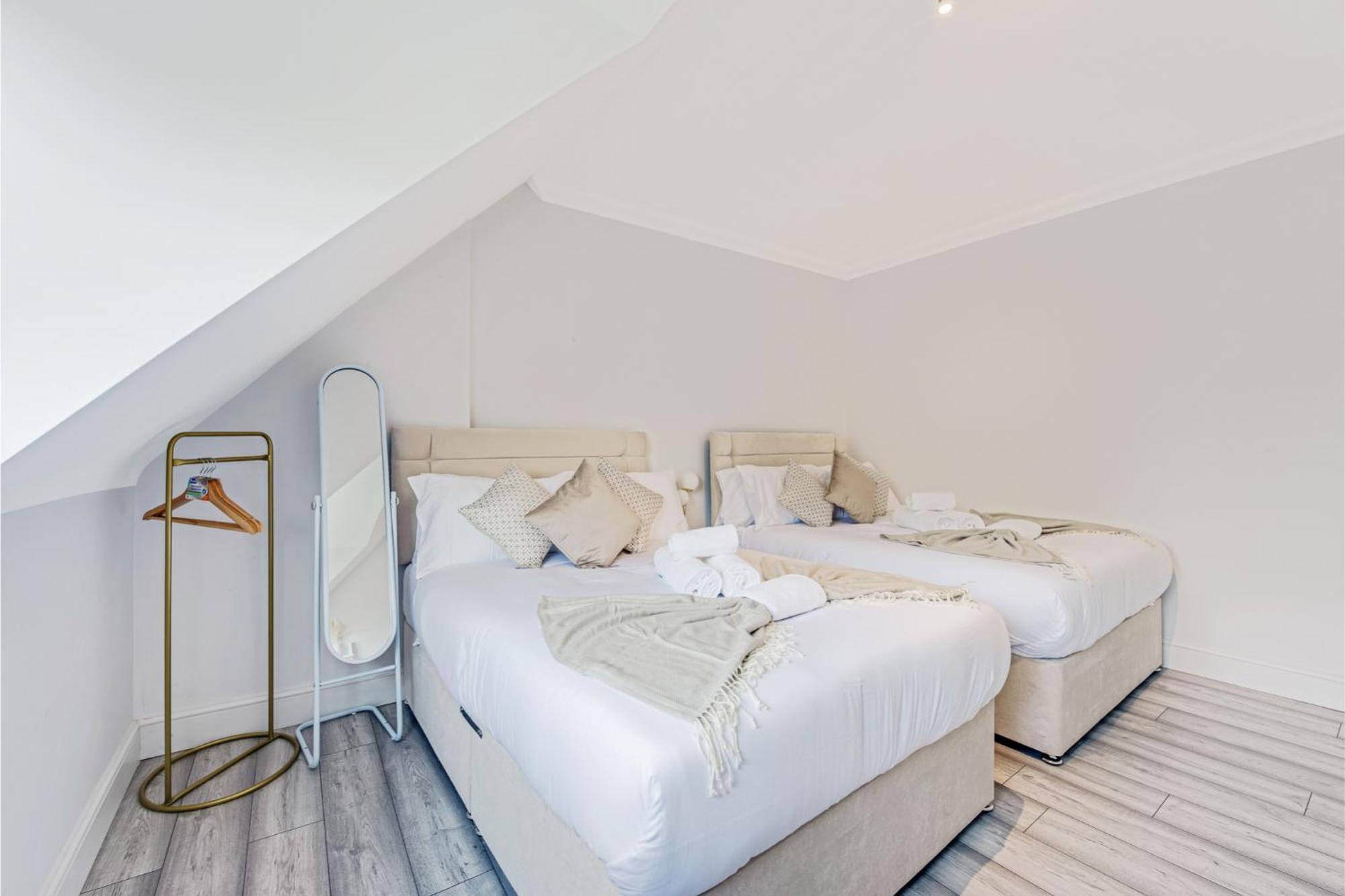 לונדון Sweet And Lovely 2Br With Free Parking מראה חיצוני תמונה