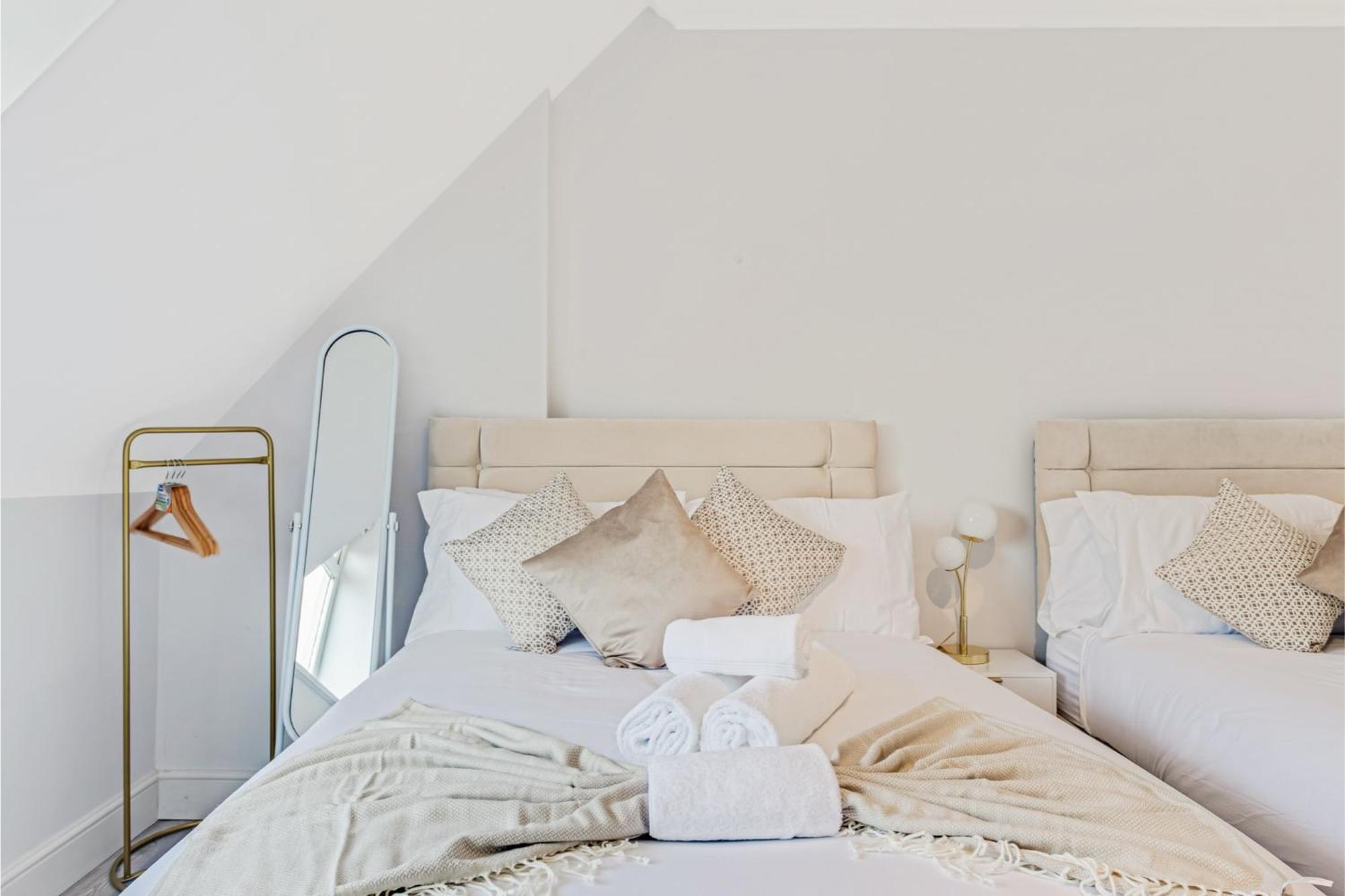 לונדון Sweet And Lovely 2Br With Free Parking מראה חיצוני תמונה