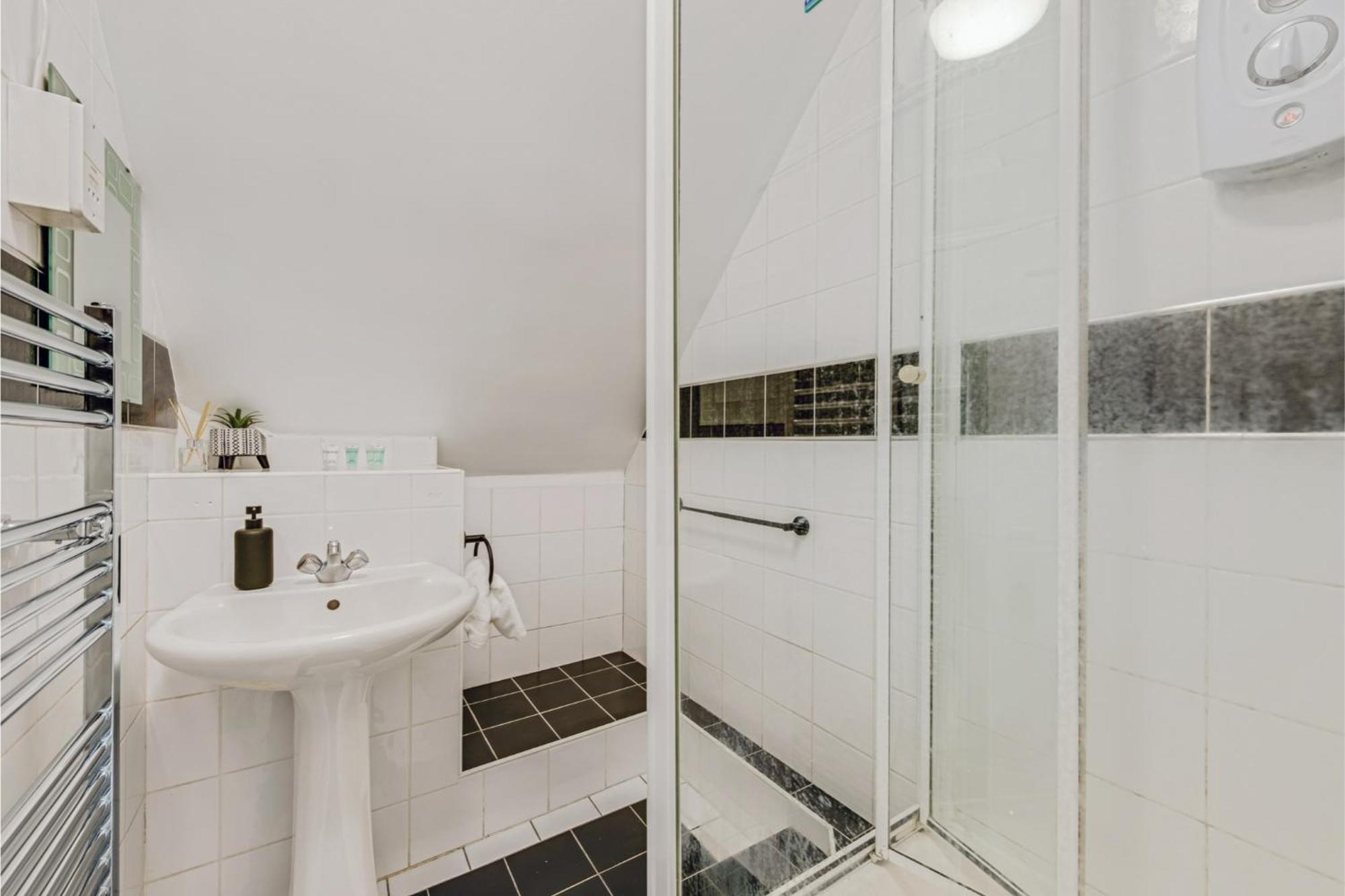לונדון Sweet And Lovely 2Br With Free Parking מראה חיצוני תמונה
